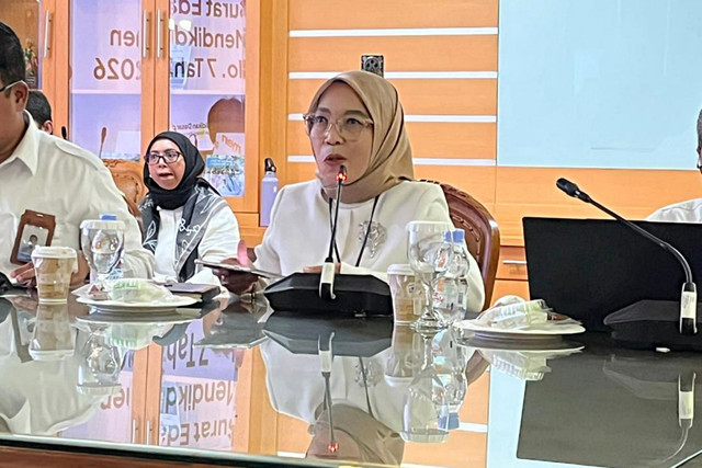 Dirjen GTK Kemendikdasmen Nunuk Suryani saat Taklimat Media tentang SE Mendikdasmen Nomor 7 Tahun 2026 di Kantor Kemendikdasmen, Senayan, Jakarta, Senin (11/5/2026). Foto: Nasywa Athifah/kumparan