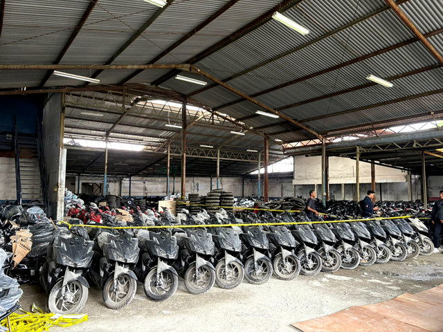 1.499 kendaraan bermotor yang diamankan oleh Polda Metro Jaya di salah satu gudang motor di Jalan Kemandoran VIII, Kebayoran Lama, Jakarta Selatan pada Senin (11/5/2026). Foto: Ryan Iqbal/kumparan