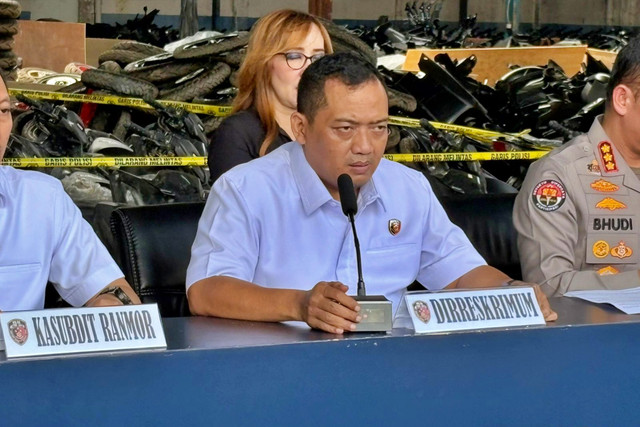 Dirreskrimum Polda Metro Jaya, Kombes Pol Iman Imannudin saat memberikan keterangan mengenai aksi penjualan motor ilegal dengan 1.499 kendaraan di salah satu gudang di Jalan Kemandoran VIII, Kebayoran Lama, Jakarta Selatan pada Senin (11/5/2026). Foto: Ryan Iqbal/kumparan