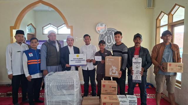 Alam Sunda bersama DT Peduli salurkan bantuan untuk penyintas bencana longsong yang terjadi di Cisarua, Kab. Bandung Barat (Sumber : DT Peduli)