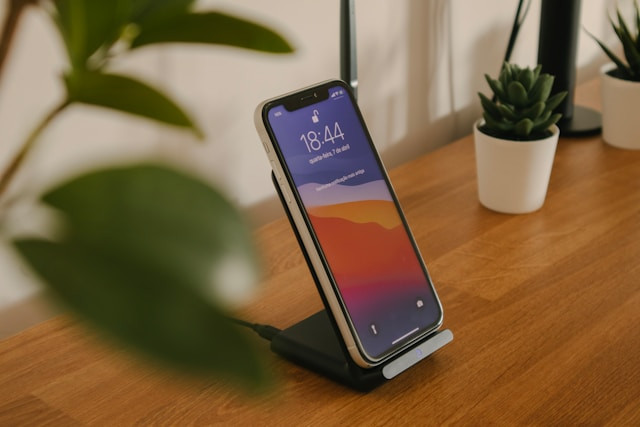 Ilustrasi kenapa baterai health iPhone cepat turun. Foto: Nubelson Fernandes/Unsplash