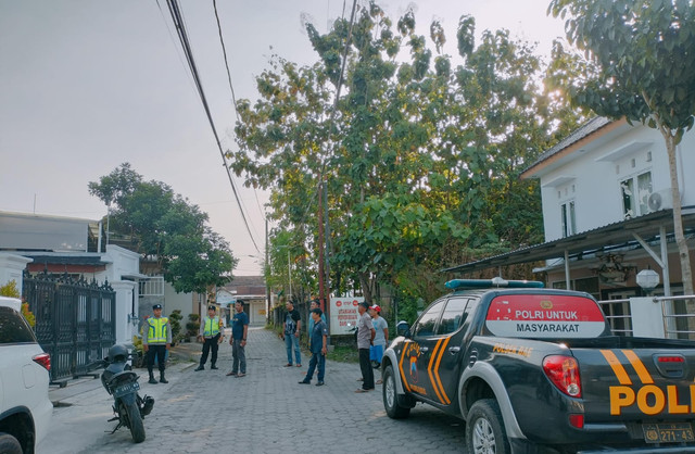 Polisi menyambangi lokasi kejadian sejumlah remaja diduga membawa senjata tajam di sebuah perumahan di Desa Dersalam, Kecamatan Bae, Kabupaten Kudus, Jawa Tengah. Foto: Polres Kudus