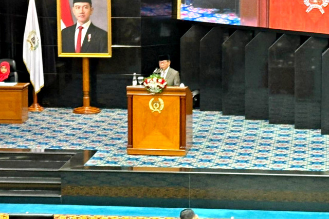 Gubernur DKI Jakarta, Pramono Anung, memberikan jawaban terkait Ranperda Perubahan atas Peraturan Daerah Nomor 4 Tahun 2009 dan Ranperda Penyelenggaraan Perlindungan Perempuan di ruang Rapat Paripurna DPRD Provinsi DKI Jakarta, Senin (11/5/2026). Foto: Jeni Ritanti/kumparan