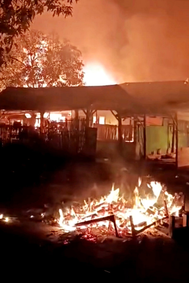 Pondok Pesantren Nurul Jadid di Kabupaten Mesuji, Lampung, dibakar massa yang kesal atas kasus pencabulan. Foto: Dok. Istimewa