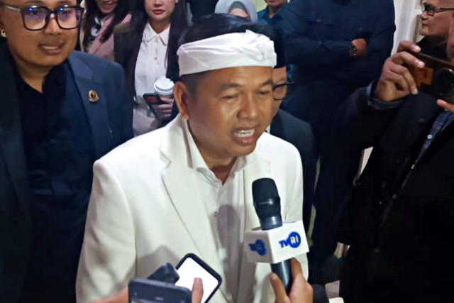 Gubernur Jawa Barat, Dedi Mulyadi, usai menghadiri Rapat Paripurna DPRD Provinsi Jawa Barat pada Senin (11/5/2026). Foto: Abisatya/kumparan