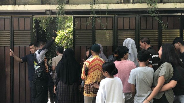 Paspampres dan patwal ikut membantu mengamankan antrean warga yang ingin bertemu dengan Jokowi. Sumber : Dokumentasi pribadi.