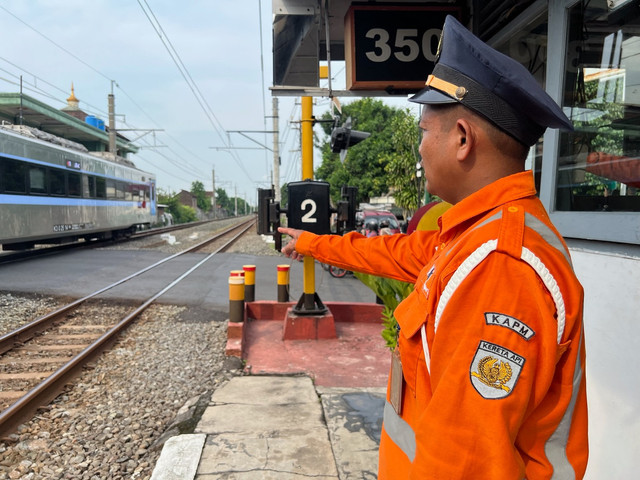 Subambang, salah satu penjaga perlintasan kereta di Yogya yang menyelamatkan seorang pria saat hendak mencoba mengakhiri hidup. Foto: Pandangan Jogja/Gigih Imanadi Darma