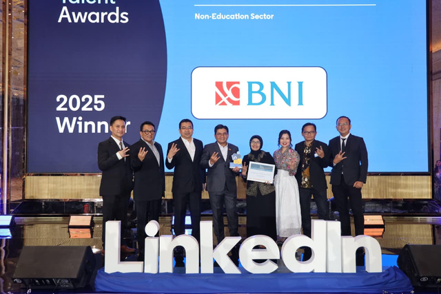 BNI menerima penghargaan kategori Talent Insight Pioneer serta masuk sebagai finalist kategori Best Employer Branding on LinkedIn dan AI Pioneer Learning Champion pada ajang LinkedIn Talent Awards 2025 di The St. Regis Jakarta, Kamis (7/5). Foto: Dok. BNI