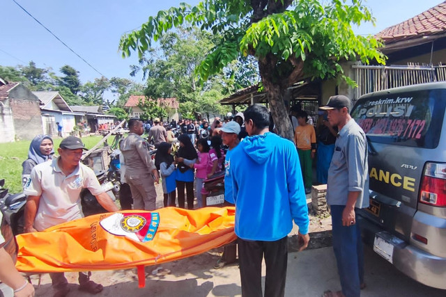 Polisi evakuasi mayat remaja di pinggir Sungai Citarum, Karawang. Foto: Dok. Istimewa