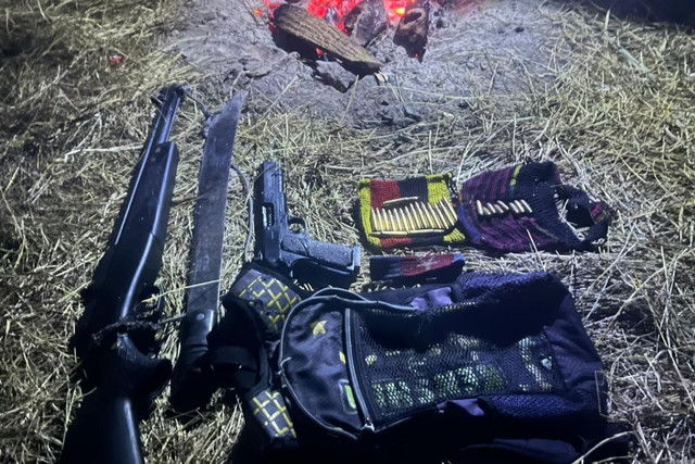 Satgas Koops TNI Habema mengamankan senjata api laras pendek serta perlengkapan lainnya milik kelompok Organisasi Papua Merdeka (OPM) di Distrik Wame, Kabupaten Jayawijaya, Provinsi Papua Pegunungan, pada hari kedua operasi, Sabtu (9/5/2026). Foto: Satgas Koops TNI Habema