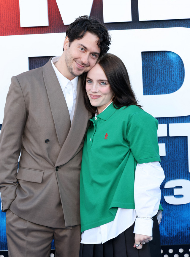 Nat Wolff (kiri) dan Billie Eilish menghadiri pemutaran perdana "Billie Eilish: Hit Me Hard and Soft - The Tour Live in 3D" produksi Paramount Pictures di Village Theatre, Westwood, California (6/5/2026). Foto: Amy Sussman/Getty Images via AFP