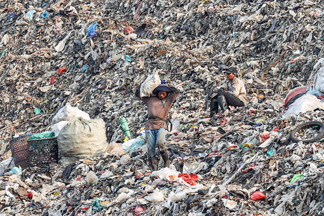 Sejumlah orang memulung barang bekas dari tumpukan sampah di Tempat Pembuangan Sampah Terpadu Bantargebang, Cikiwul, Bekasi, Jawa Barat, Senin (11/5/2026). Foto: Darryl Ramadhan/ANTARA FOTO