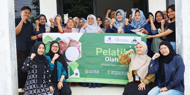 IPB University Ajak Ibu-Ibu KWT Geulis Mengolah Talas Menjadi Stik Talas Beku