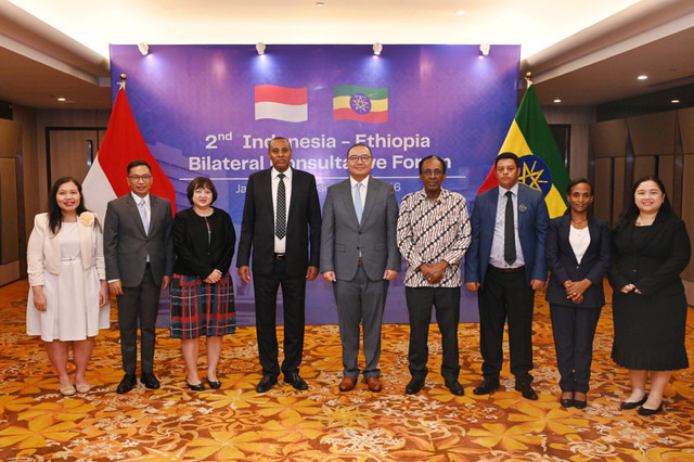 Dirjen Asia Pasifik dan Afrika Kemenlu RI, Dr. Santo Darmosumarto dan Dirjen Timur Tengah, Asia, dan Pasifik Kemenlu Etiopia, Dubes Dewano Kedir melakukan pertemuan ke-2 Forum Konsultasi Bilateral Indonesia-Etiopia di Jakarta, Kamis (7/5/2026). Foto: Dok. Kemlu