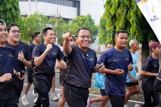 Dirut BPJS Kesehatan, Prihati Pujowaskito mengikuti kegiatan bersama komunitas runners BPJS di Brebes, Selasa (12/5/2026). Foto: Dok. BPJS Kesehatan