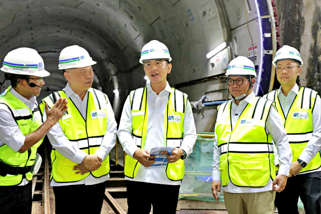 Wakil Presiden RI, Gibran Rakabuming Raka dan Gubernur DKI Jakarta memantau proyek MRT Harmoni, Selasa (12/5/2026). Foto: Dok. Pemprov DKI Jakarta
