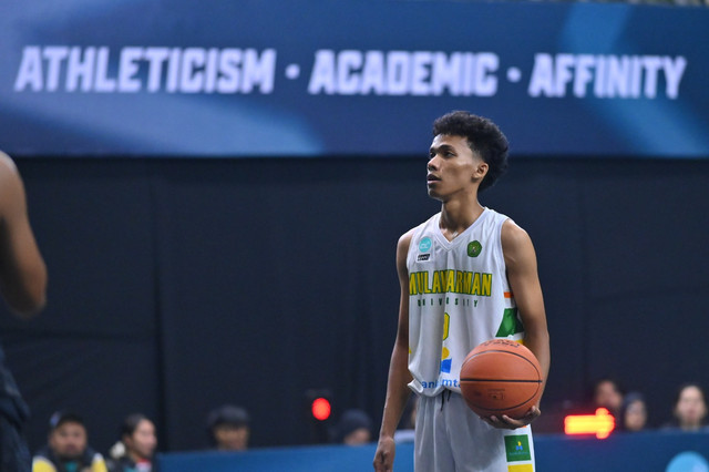Fabio Cannavaro bersiap free throw di pertandingan Campus League Basketball Regional Samarinda, di GOR Serbaguna Sempaja, Samarinda, Sabtu (9/5). Foto: Dok. Campus League