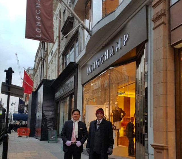 Penulis (kiri) sedang berada di kawasan luxury boutiques Bond Street, London. Foto: Dokumentasi pribadi
