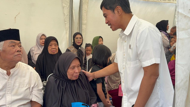 Wakil Menteri Kesehatan RI Dante Saksono Harbuwono dalam Kunjungan Lapangan Tematik dan Media Briefing bertajuk "Mengejar Anak Zero Dose di Kota Bandung Tahun 2026" di Posyandu Tela 9, Cigereleng, Bandung, Selasa (12/5/2026). Foto: Nauval Pratama/kumparan