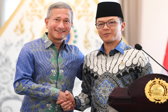 Menteri Luar Negeri Sugiono (kanan) berjabat tangan dengan Menteri Luar Negeri Singapura Vivian Balakrishnan (kiri) seusai menyampaikan keterangan pers dalam pertemuan bilateral di Gedung Pancasila, Kemenlu, Jakarta, Selasa (12/5/2026). Foto: M Risyal Hidayat/ANTARA FOTO