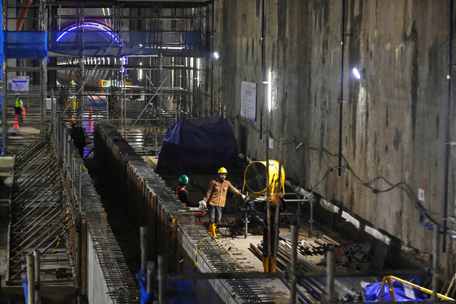 Pekerja menyelesaikan proyek pembangunan tunnel MRT Harmoni-Sawah Besar di Jakarta, Selasa (12/5/2026). Foto: Indrianto Eko Suwarso/ANTARA FOTO