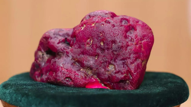 Batu ruby 11.000 karat seberat 2,2 kilogram ditemukan di Myanmar.  Foto: Radio dan Televisi Myanmar/HO/AFP