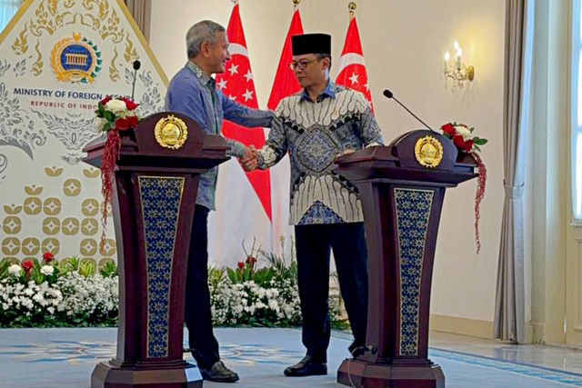Menlu RI Sugiono (kanan) dan Menlu Singapura Vivian Balakrishnan saat memberikan joint statement dalam pertemuan bilateral di Gedung Pancasila, Kemlu RI, Jakarta Pusat, Selasa (12/5/2026). Foto: Firda Brillianti/kumparan
