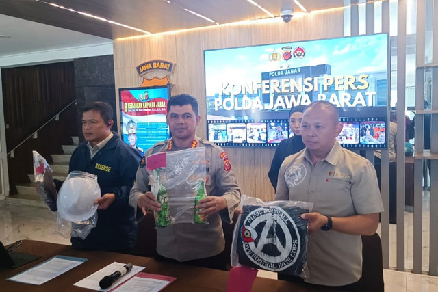 Dirkrimum Polda Jabar Kombes Pol Ade Sapari dan Kabid Humas Polda Jabar Kombes Pol Hendra Rochmawan menunjukkan barang bukti tindakan anarko saat konpers di Mapolda Jabar, Bandung, Selasa (12/5/2026). Foto: Abisatya Ramdhani/kumparan