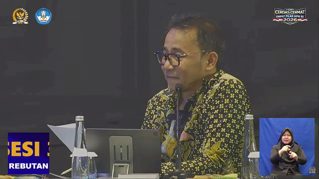 Kepala Biro Pengkajian Konstitusi pada Deputi Bidang Pengkajian dan Pemasyarakatan Konstitusi Setjen MPR RI Dyastasita Widya Budi saat menjadi juri Lomba Cerdas Cermat Empat Pilar MPR RI. Foto: Youtube/MPR RI