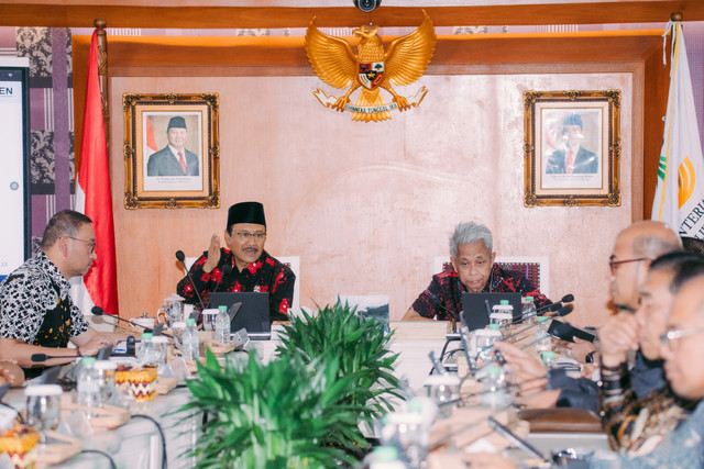 Menteri Sosial Saifullah Yusuf (Gus Ipul) bahas persoalan "invisible people" dan pemutakhiran data DTSEN bersama 12 kepala daerah di Kantor Kemensos, Selasa (12/5/2026). Foto: Kemensos RI