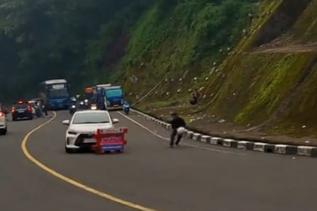 Mobil Lost Cost Green Car (LCGC) warna putih terlibat insiden kejar-kejaran dengan diduga Debt Collector (DC) di Jalan Raya Puncak, Ciloto, Cipanas, Cianjur, Jawa Barat. Foto: Dok. Istimewa
