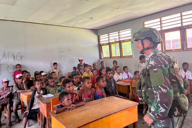 TNI tanamkan wawasan kebangsaan melalui program Papua Pintar. Foto: Puspen TNI