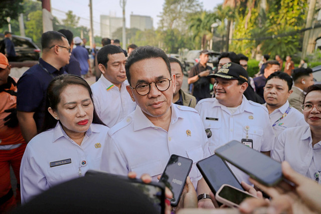Menteri Perdagangan Budi Santoso memberikan paparan kepada pers saat memantau harga barang kebutuhan pokok di Pasar Palmerah, Rabu (13/5/2026). Foto: Jamal Ramadhan/kumparan