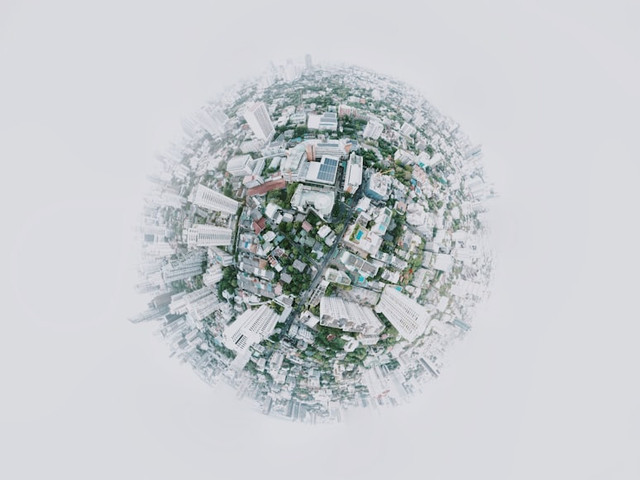Ilustrasi Bagaimana cara menghindari dampak negatif dari globalisasi?. Foto: Unsplash/Joshua Rawson-Harris