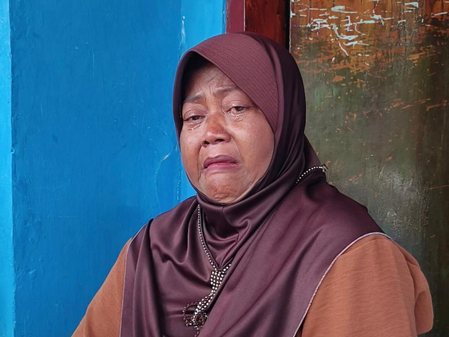 Darkem, Ibu dari Kusnia korban TPPO dengan modus "Pengantin Pesanan" Saat menunjukan foto anaknya sambil menangis, (12/5/2026). Foto: Dok. kumparan