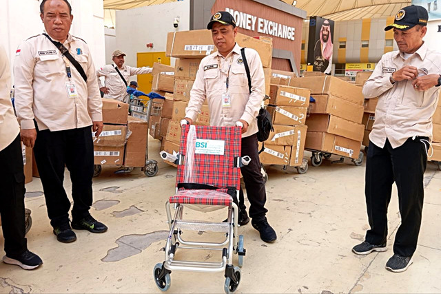 Bantuan kursi roda dari BSI tiba di Bandara Jeddah. Foto: Dok. MCH 2026