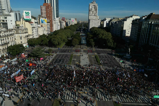 Foto udara menunjukkan mahasiswa dan pekerja berunjuk rasa di Plaza de Mayo menentang kebijakan pemerintahan Javier Milei di Buenos Aires, Argentina (12/5/2026). Foto: Luis Robayo/AFP