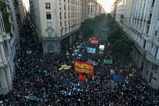 Foto udara menunjukkan mahasiswa dan pekerja berunjuk rasa di Plaza de Mayo menentang kebijakan pemerintahan Javier Milei di Buenos Aires, Argentina (12/5/2026). Foto: Luis Robayo/AFP