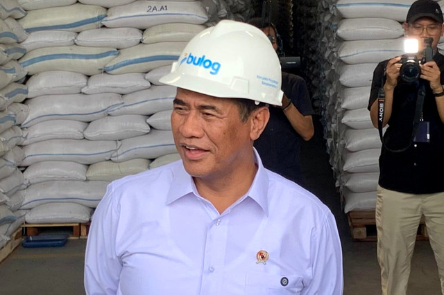 Menteri Pertanian, Andi Amran Sulaiman saat kunjungan ke Gudang Bulog Romokalisari No. 39, Pergudangan Bumi Maspin, Komplek Bumi Maspion, Jalan Romokalisari, Surabaya, Rabu (13/5/2026). Foto: Farusma Okta Verdian/kumparan