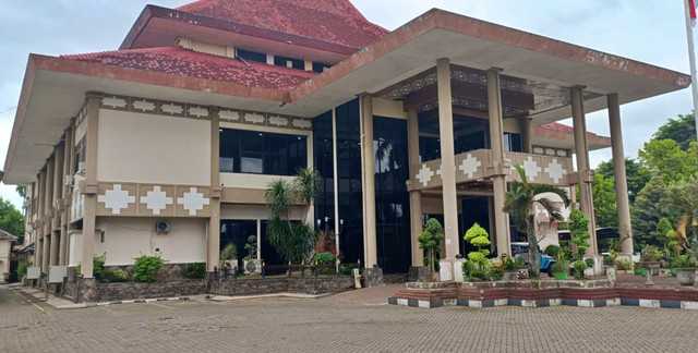 Suasana kantor DPRD Jember sepi karena semua anggota melakukan kunjungan kerja, Rabu (13/5/2026). Foto: Dok. kumparan
