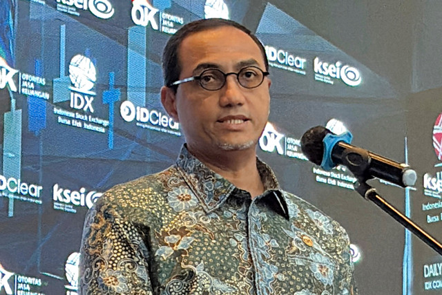 Kepala Eksekutif Pengawas Pasar Modal, Keuangan Derivatif, dan Bursa Karbon OJK, Hasan Fawzi dalam konferensi pers di Gedung Bursa Efek Indonesia (BEI), Jakarta, Rabu (13/5/2026). Foto: Widya/kumparan