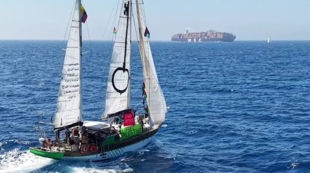 Kapal-kapal misi Global Sumud Flotilla menghadang Kapal MSC Maya di Laut Mediterania, diduga membawa amunisi perang menuju Israel (Sumber : DT Peduli)