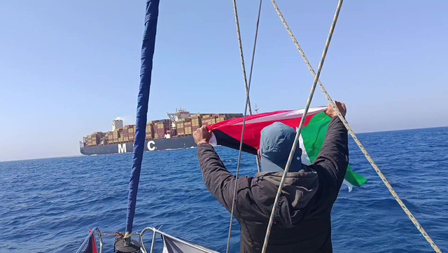 Relawan Membentangkan Bendera Palestina saat menghadang Kapal MSC Maya yang diduga membawa amunisi perang untuk Israel (Sumber : DT Peduli)