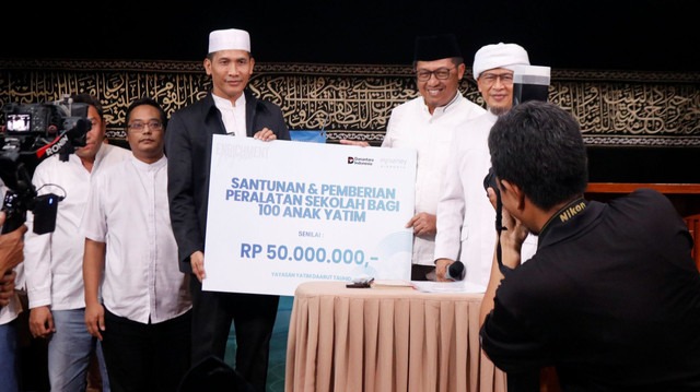 Penyerahan Bantuan untuk 100 Anak Yatim, disaksikan langsung oleh Aa Gym (Sumber : DT Peduli)