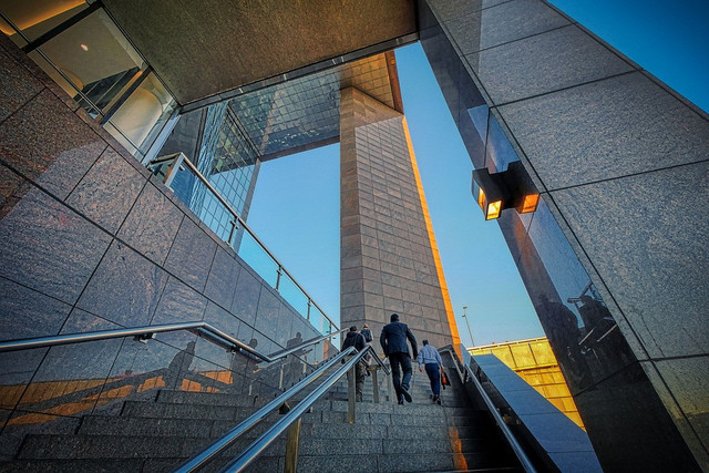 Foto: https://cdn.pixabay.com/photo/2021/03/29/12/16/stairs-6133971_960_720.jpg