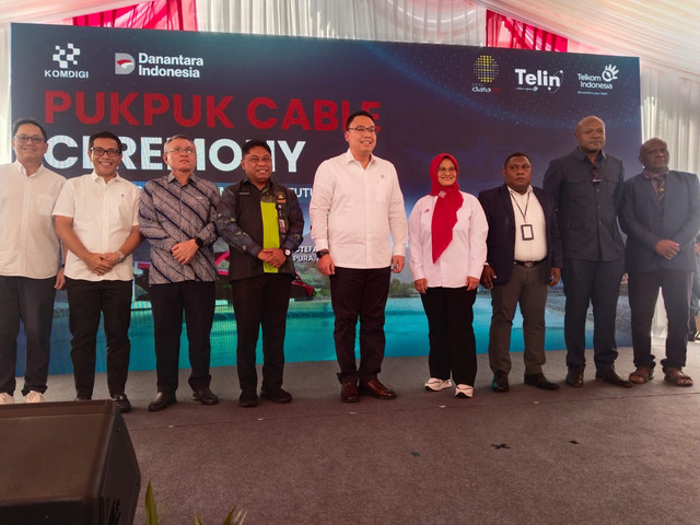 Peresmian PUK-PUK-1 Cable System (partner PNG DataCo) yang membentang dari Jayapura, Indonesia, menuju Jaringan Kumul Papua Nugini. (Foto: Kumparan)