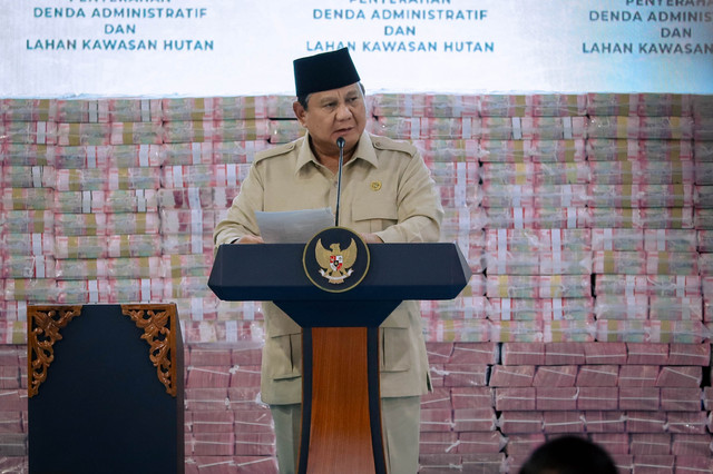 Presiden Prabowo Subianto memberikan sambutan saat menghadiri Penyerahan Denda Administratif dan Lahan Kawasan Hutan di Kejagung, Jakarta, Rabu (13/5/2026). Foto: Jamal Ramadhan/kumparan
