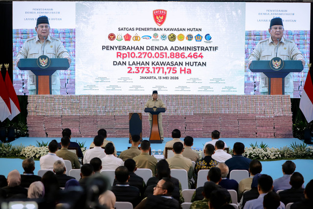 Presiden Prabowo Subianto memberikan sambutan saat menghadiri Penyerahan Denda Administratif dan Lahan Kawasan Hutan di Kejagung, Jakarta, Rabu (13/5/2026). Foto: Jamal Ramadhan/kumparan