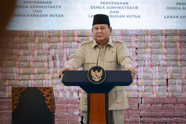 Presiden Prabowo Subianto memberikan sambutan saat menghadiri Penyerahan Denda Administratif dan Lahan Kawasan Hutan di Kejagung, Jakarta, Rabu (13/5/2026). Foto: Jamal Ramadhan/kumparan
