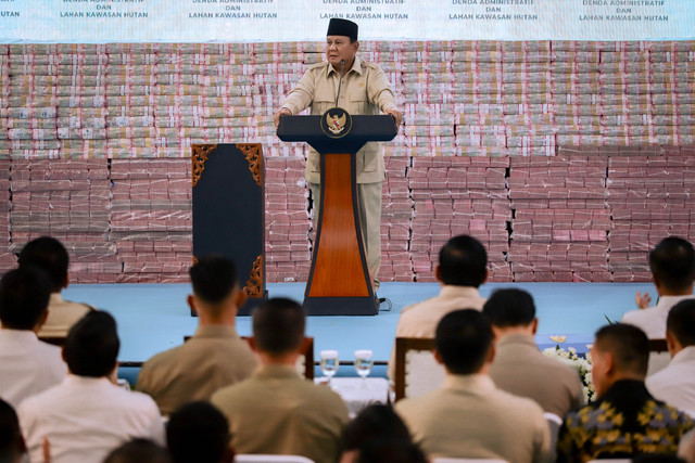 Presiden Prabowo Subianto memberikan sambutan saat menghadiri Penyerahan Denda Administratif dan Lahan Kawasan Hutan di Kejagung, Jakarta, Rabu (13/5/2026). Foto: Jamal Ramadhan/kumparan